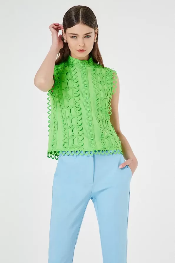 Sleeveless blouse with lace