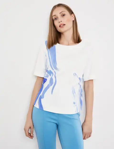 Top with mid-length sleeves and an abstract print