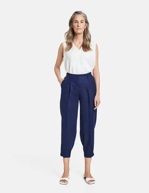7/8-length trousers with a waist pleat