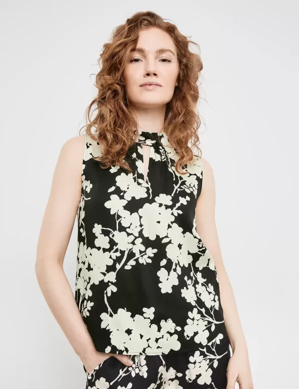 Sleeveless blouse with a stand-up collar
