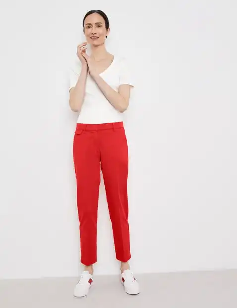City-style 7/8-length trousers with hem slits