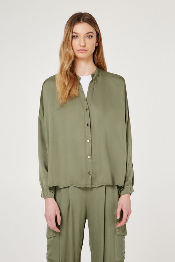Loose shirt with buttons