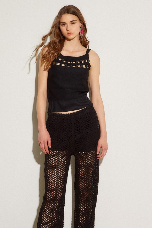 Sleeveless knit blouse with beads
