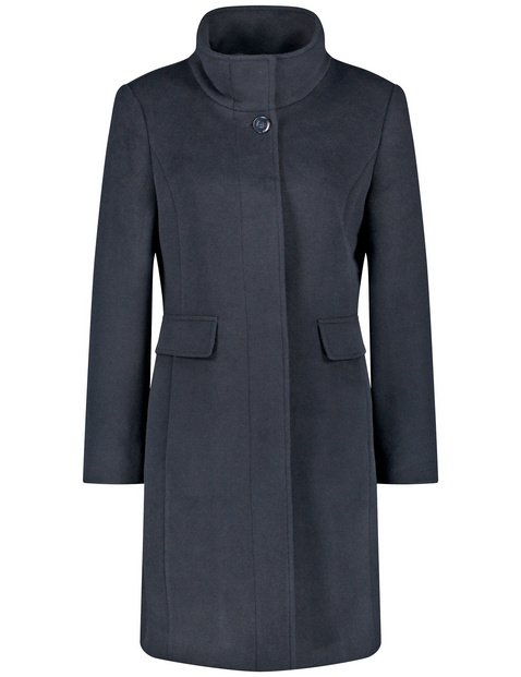 Short wool coat with a stand-up collar