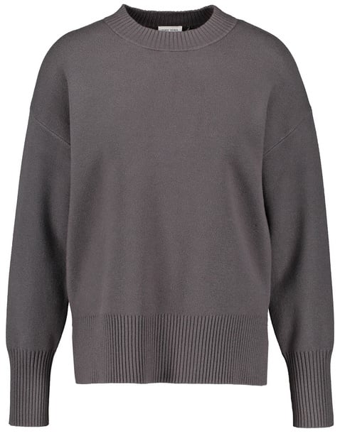Soft jumper with an elongated back and side slits
