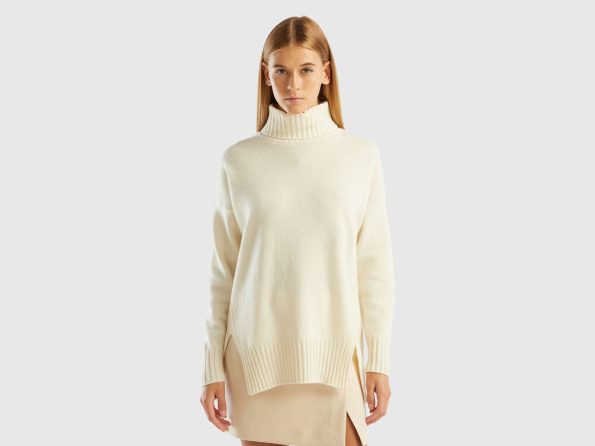 TURTLENECK WITH SLITS