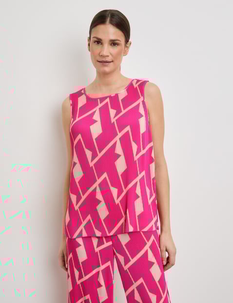 Sleeveless blouse made of pleated fabric