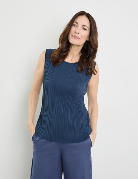 Sleeveless pleated blouse with stretch for comfort