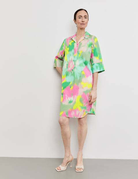 Patterned dress with an inverted pleat