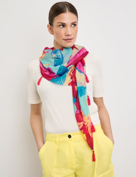 Patterned scarf with tassels