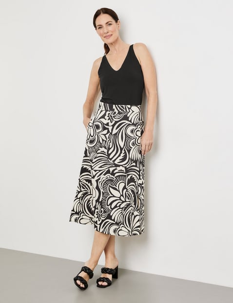 Patterned skirt with slits