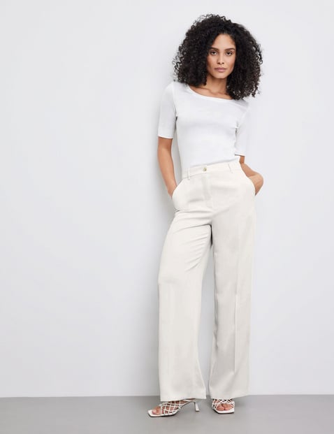 Flowing trousers with pressed pleats