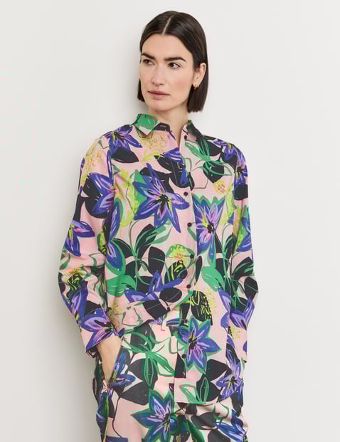 Floral blouse with an elongated back
