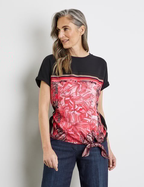 Short sleeve top with a knotted detail and front print