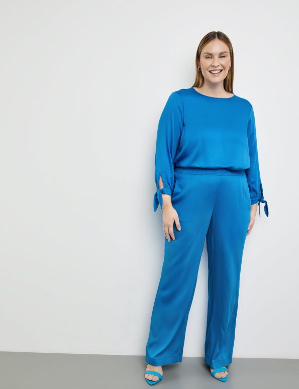 Flowing trousers with a wide leg