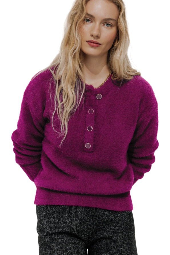 Round-neck fluffy knit jumper